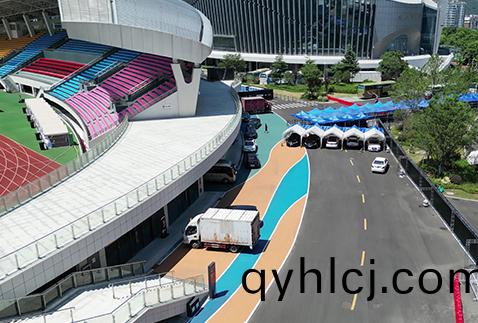 寧(ning)波(bo)奉(feng)化體育(yu)館週(zhou)邊路麵(mian)做RS質(zhì)感係(xi)列綵(cai)色(se)路麵(mian)，賦予(yu)道路新(xin)活力(li)